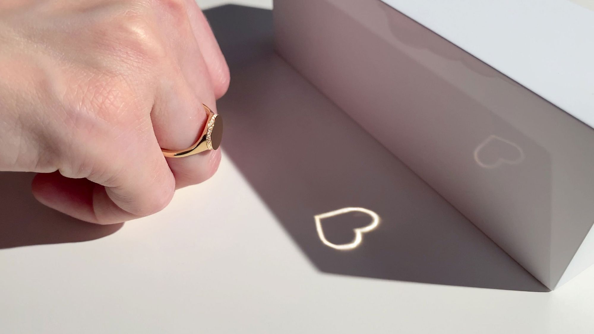 Fénnyel tetováló, különleges ékszerek | THE RAYY