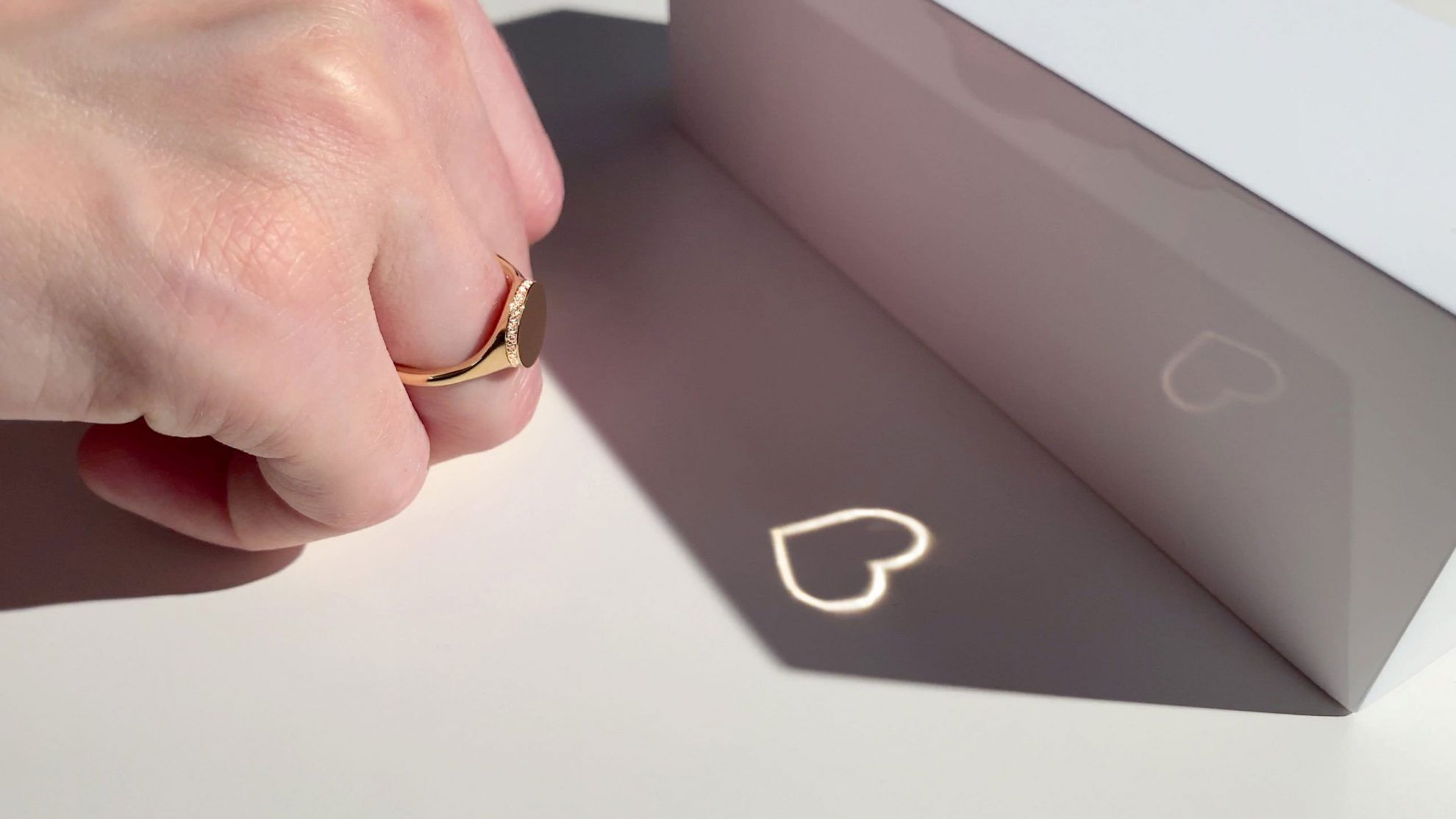 Special fine jewelry turning light into tattoos | THE RAYY