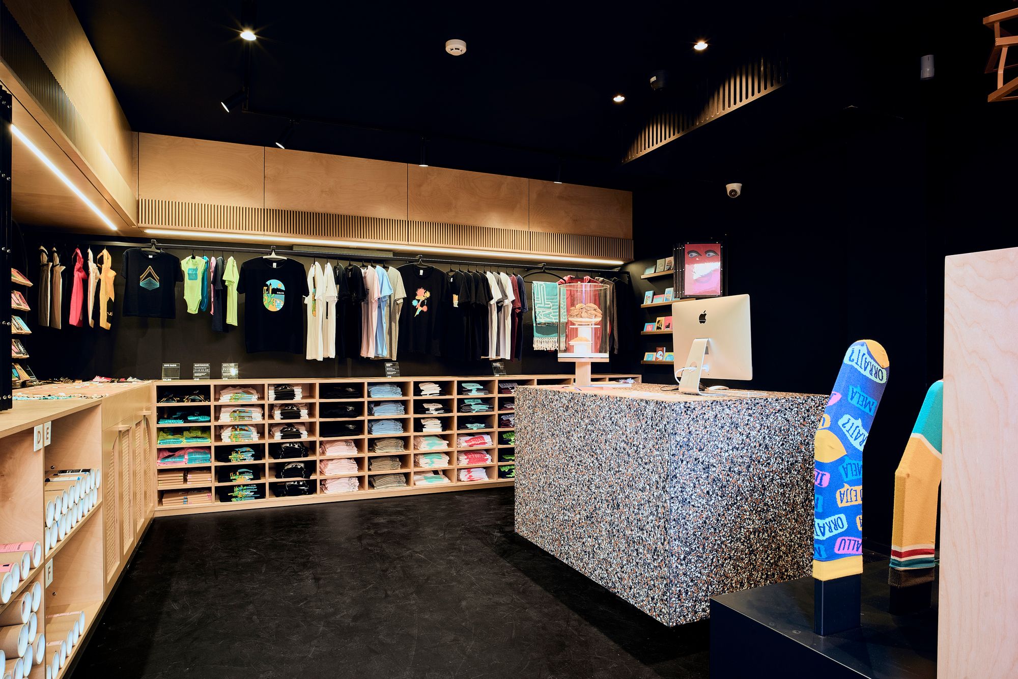 Multifunctional space for community and souvenirs