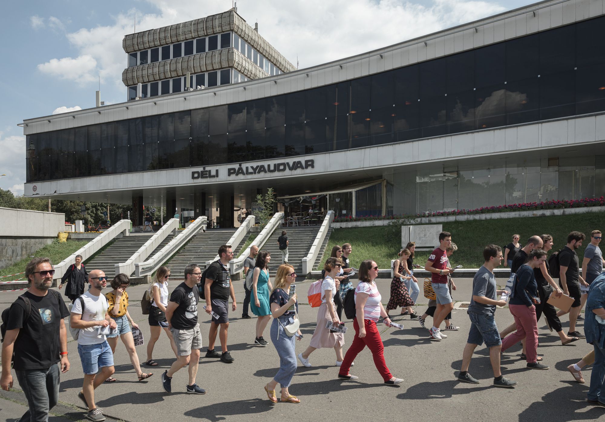 We walked through Déli Railway Terminal | Othernity