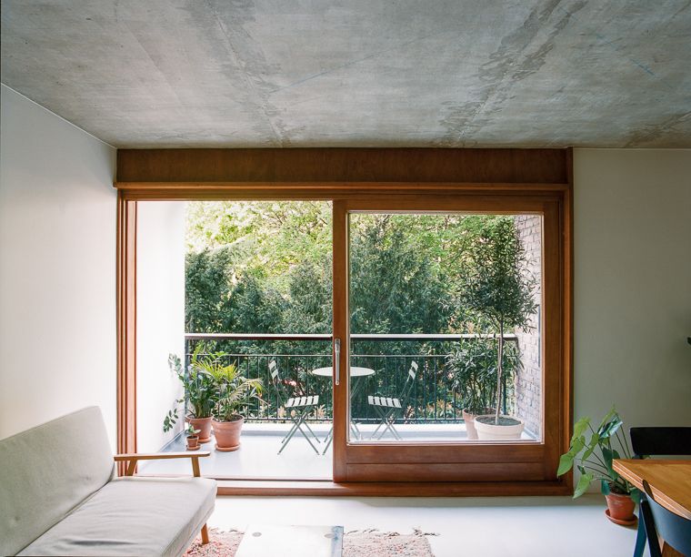 Committed to not only a place, a program or a scale: introducing a-platz