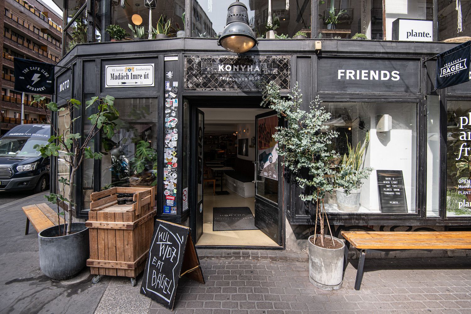 HYPE posters move to the coolest spots of Budapest