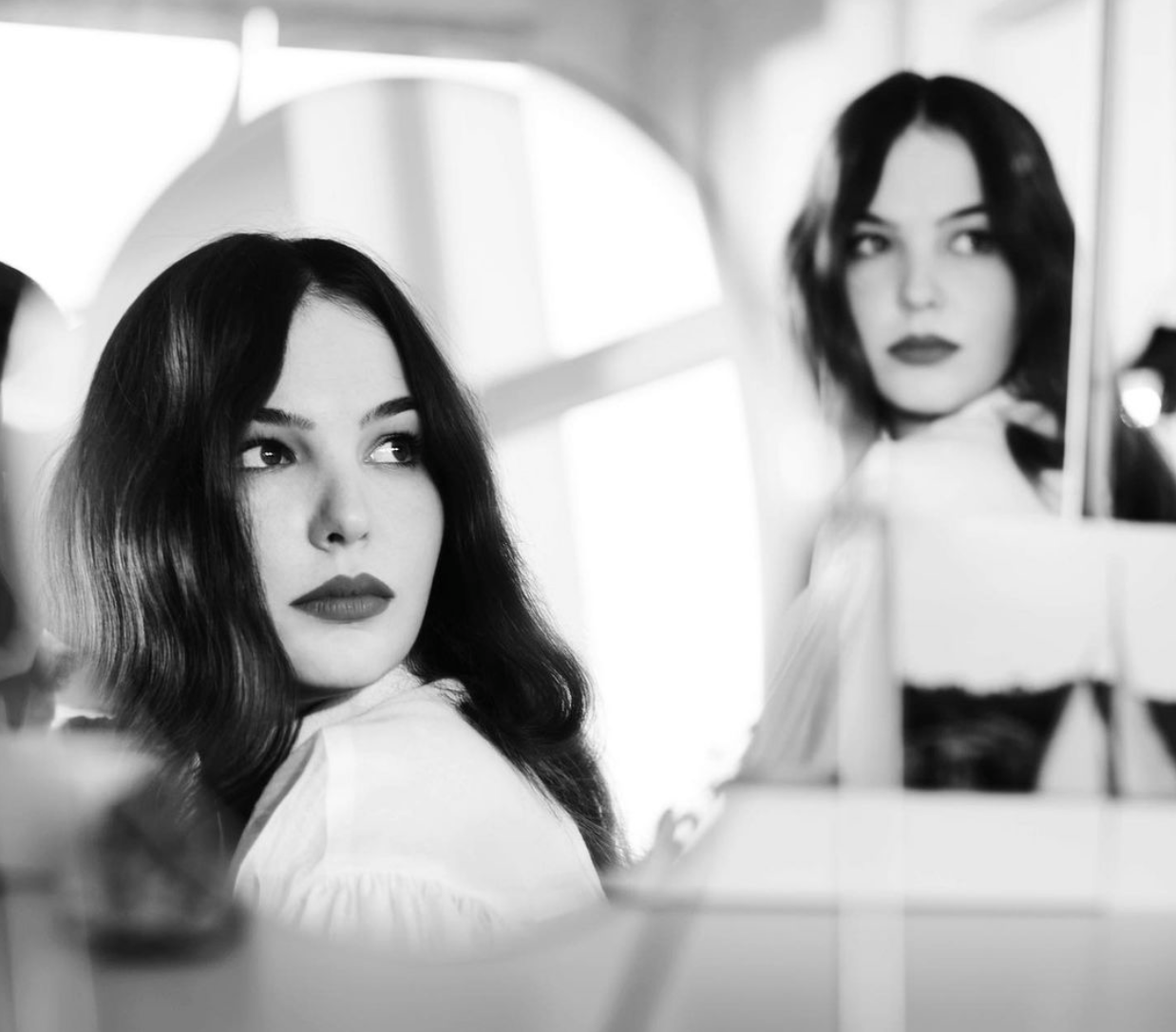 „Nem a tökéletesség a cél, hanem a valódi élet megélése” – interjú Ajkai Móval, a MONOLÔG vezetőjével