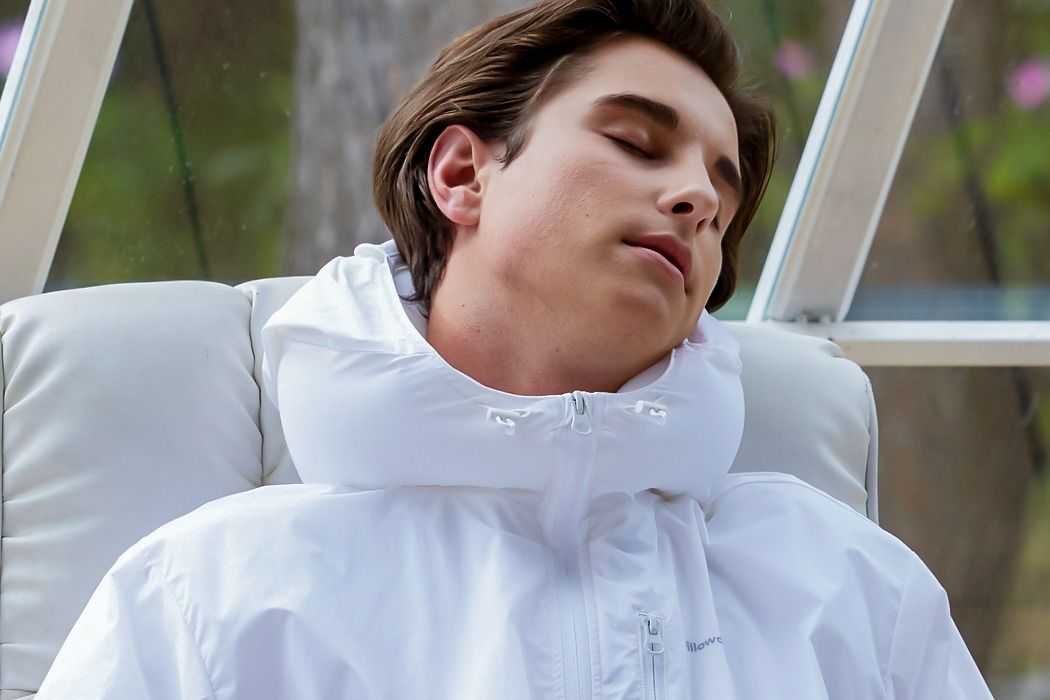 Jacket with a built-in neck pillow | Pillowdy
