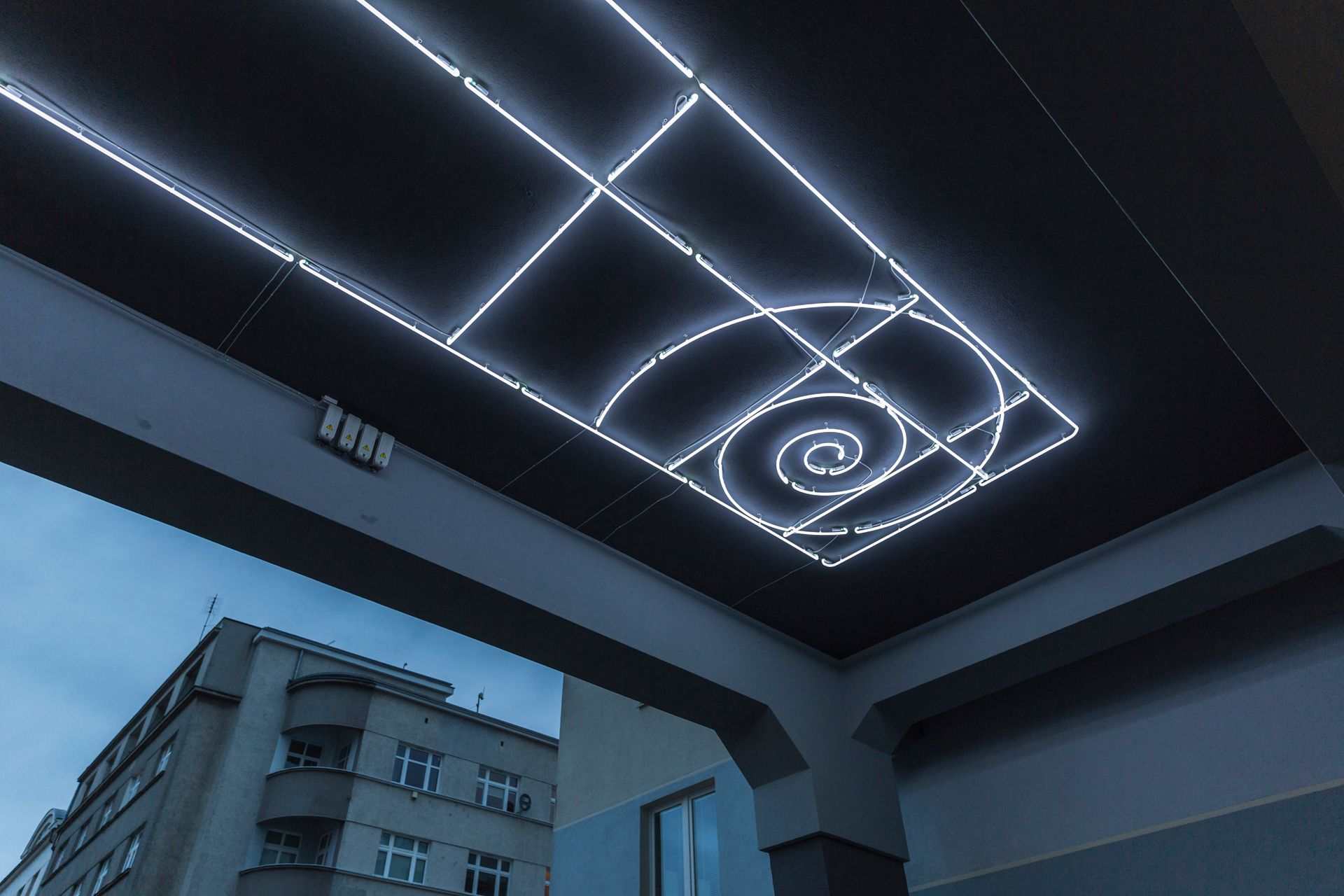 Köztéri neonok világítják meg Gdynia modernista épületeit | Traffic Design