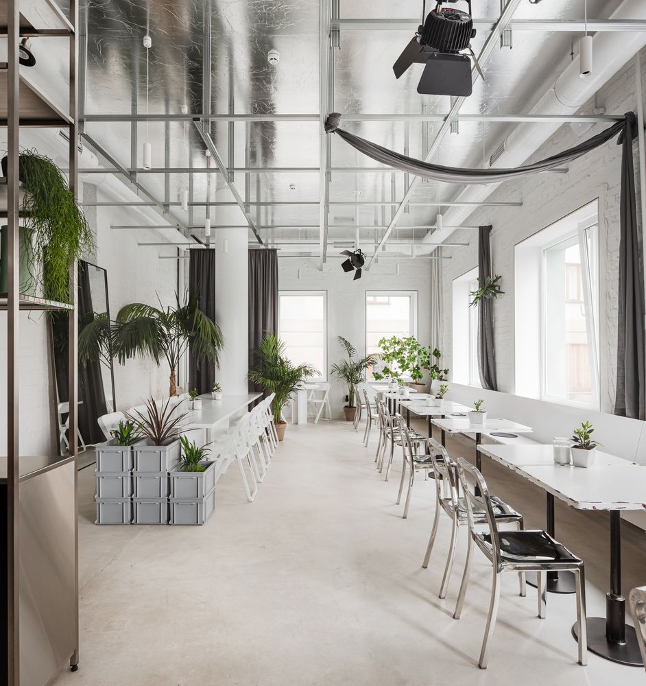 Light bath and steely glitter in Rivne’s newest café