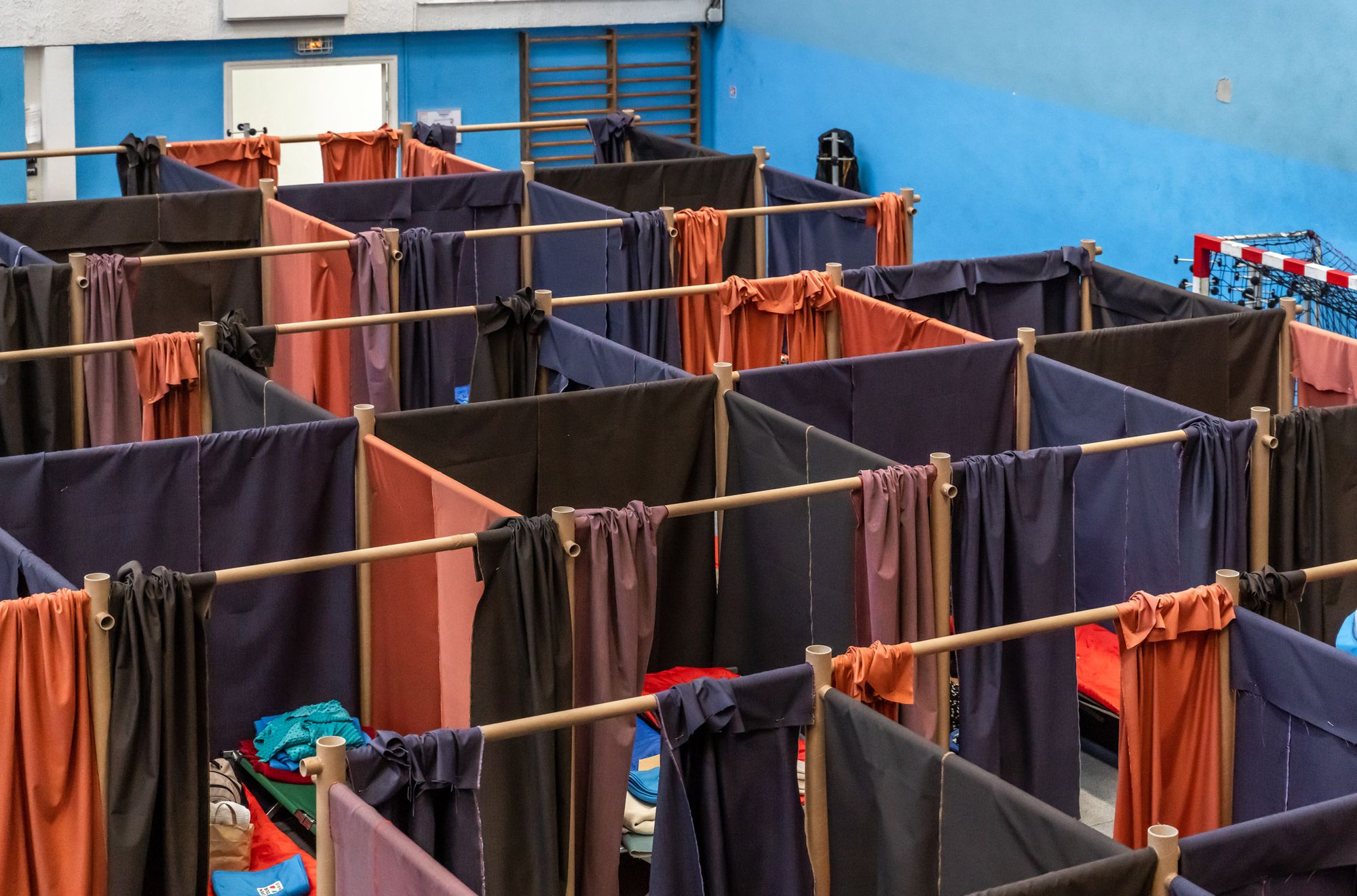 A modular system that provides privacy in Ukrainian refugee shelters