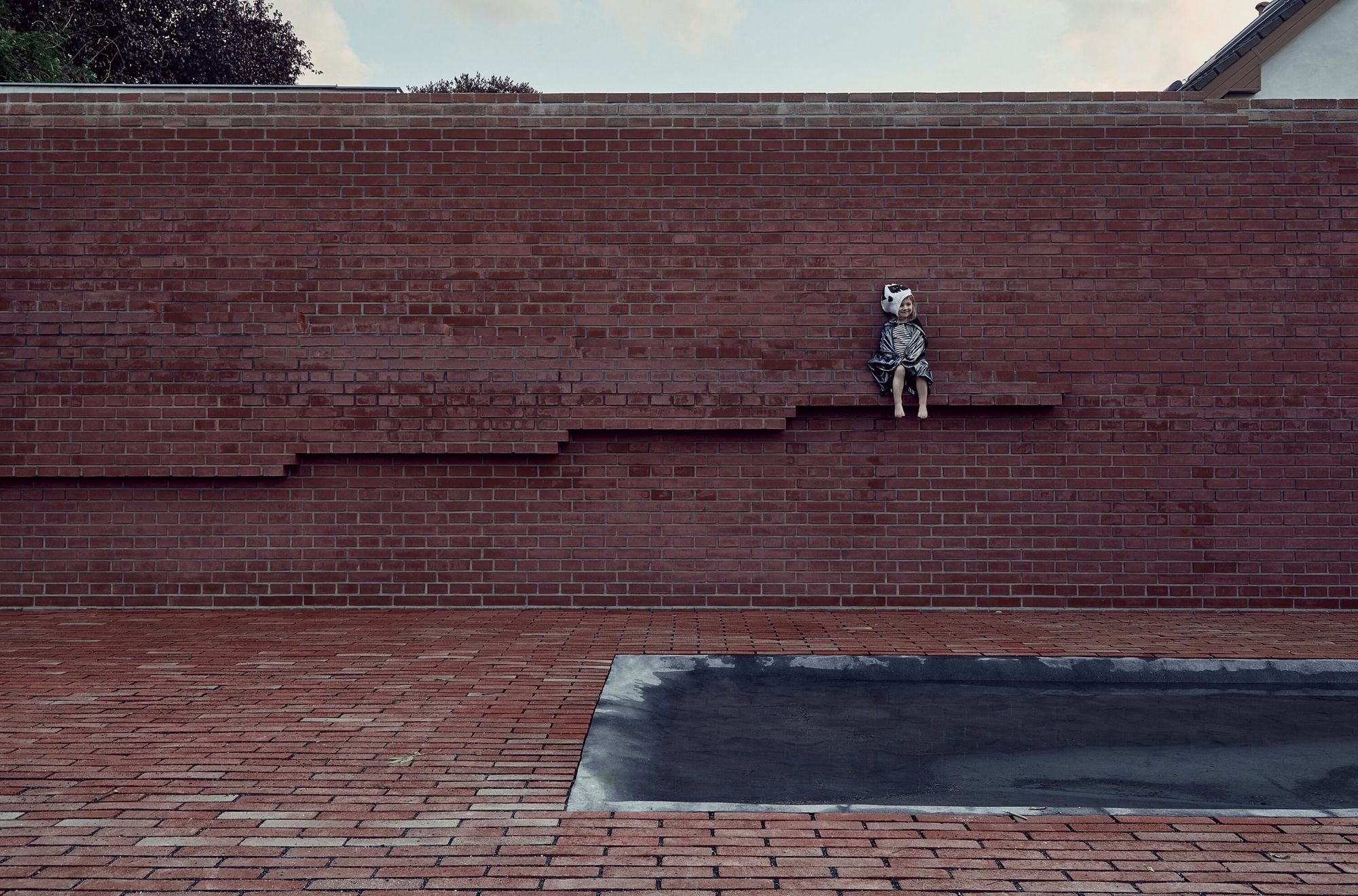 The invisible power of the wall