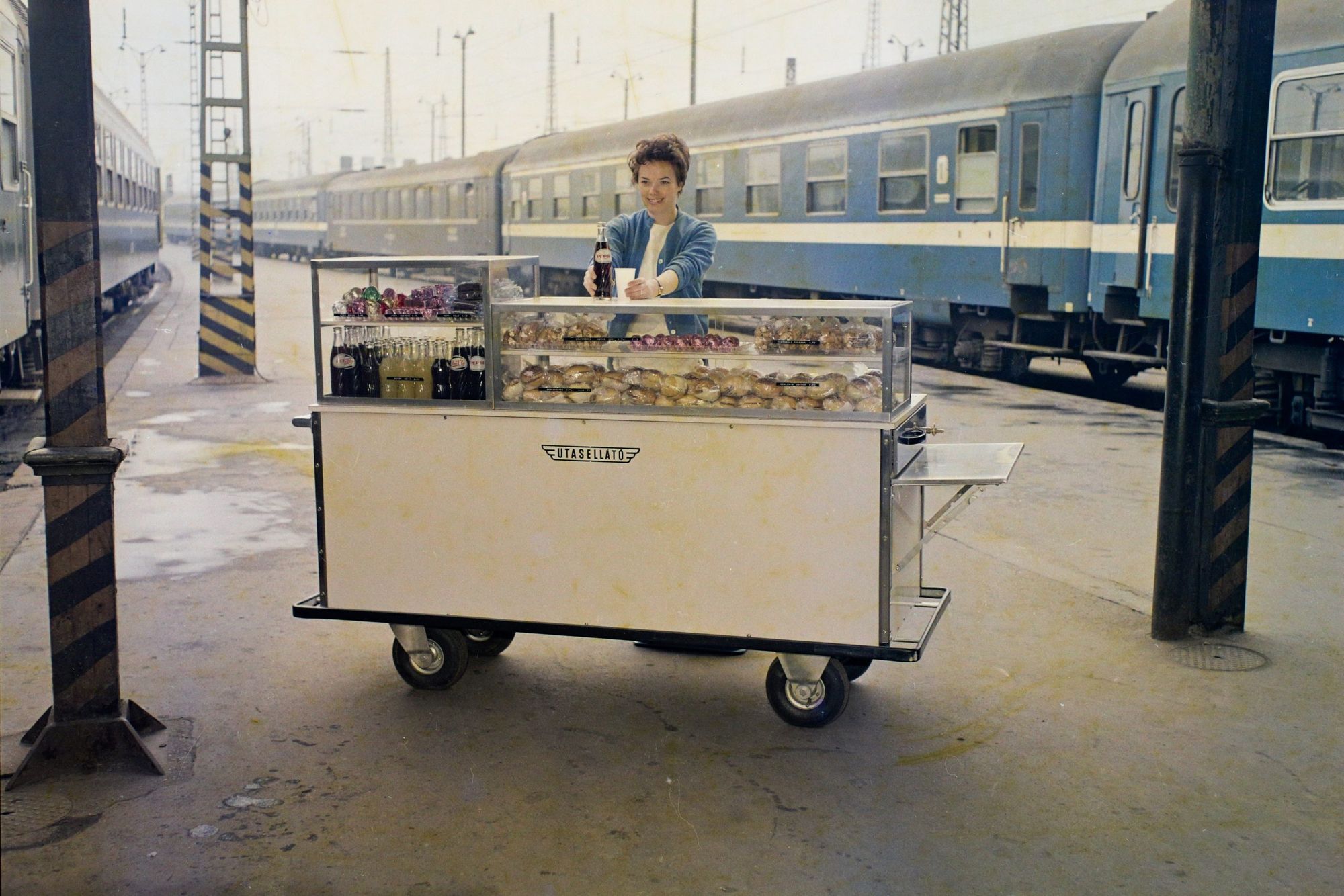 Buffet cars, station eateries, vending machines | Utasellátó