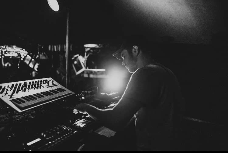 Zene és képzőművészet fúziója az ÜVEG.HÁZ-ban