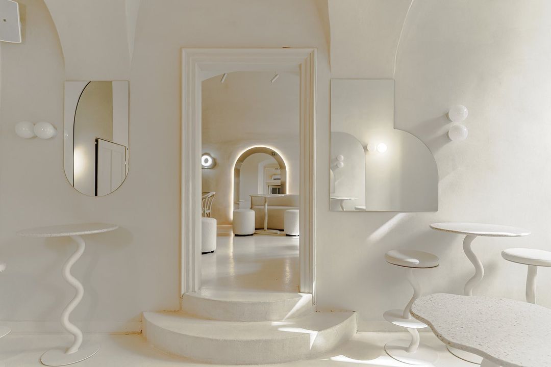 Ki mondta, hogy a fehér csak unalmas lehet? – Páratlan űrbisztró Krakkó szívében | Lastriko