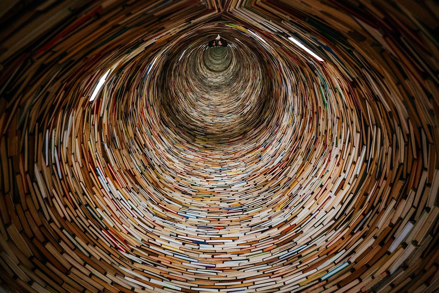 Prága régi-új turisztikai szenzációja: a könyvtorony