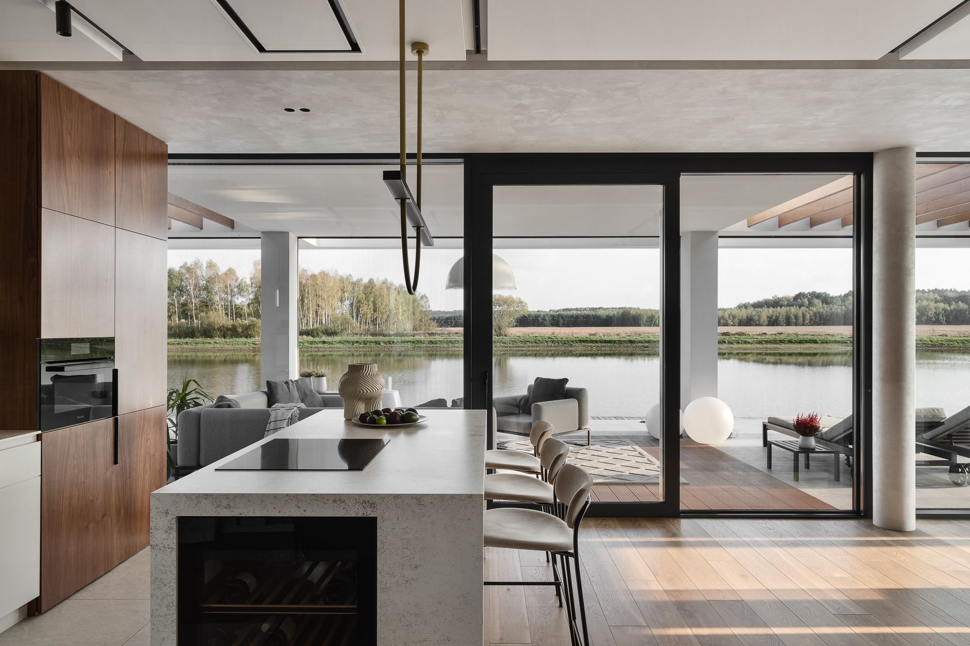 House by the lake: a dream home nestled in nature