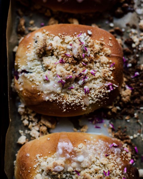 Floral cakes and bagels: Poranek breakfast place