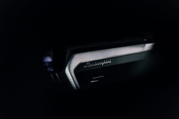 Magyarországon formálják az autóipari belső dekoráció jövőjét