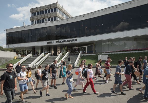 We walked through Déli Railway Terminal | Othernity