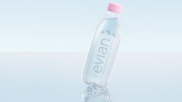Címkementes palackkal jelentkezik az Evian