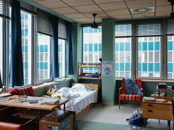 Ezért imádjuk „A besúgó” sorozatot! | Láng Imola látványtervezővel beszélgettünk