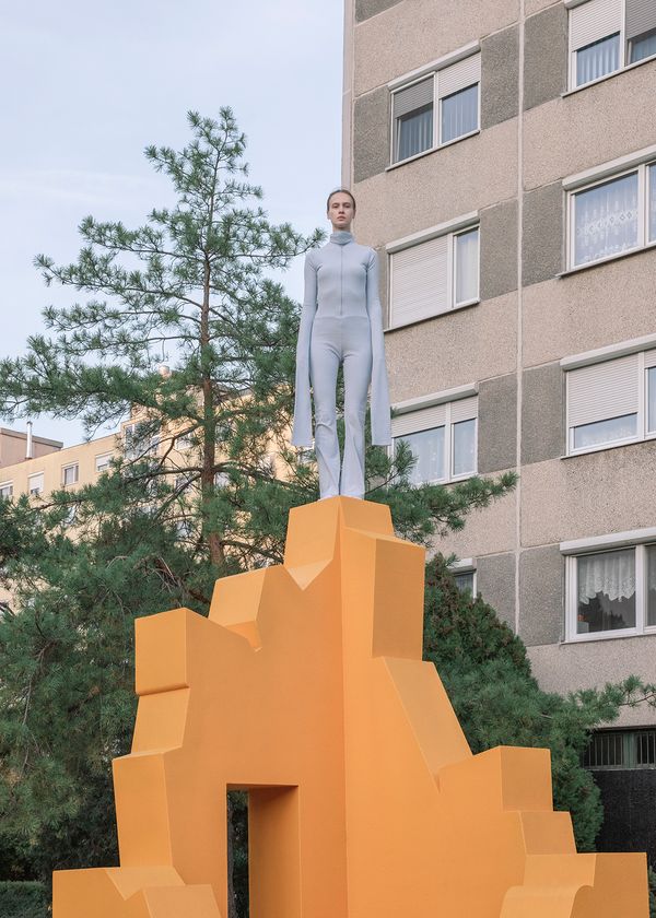 The face, the pool, two towers and a ruin