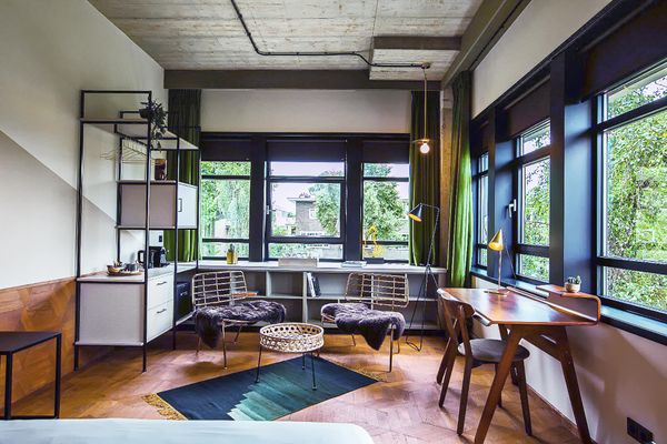 From hotels to home office | A response to the crisis from Amsterdam