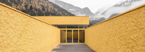 Monokróm tűzoltóállomások az Alpokban