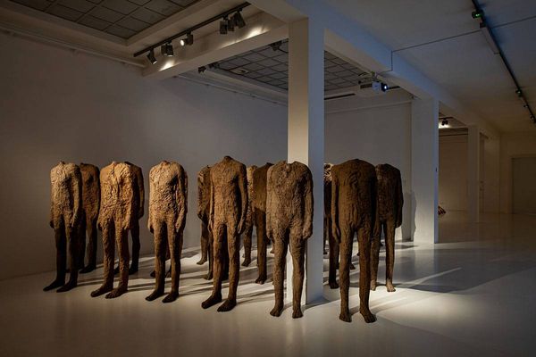 Magdalena Abakanowicz textilbe zárt szobraiból nyílt kiállítás