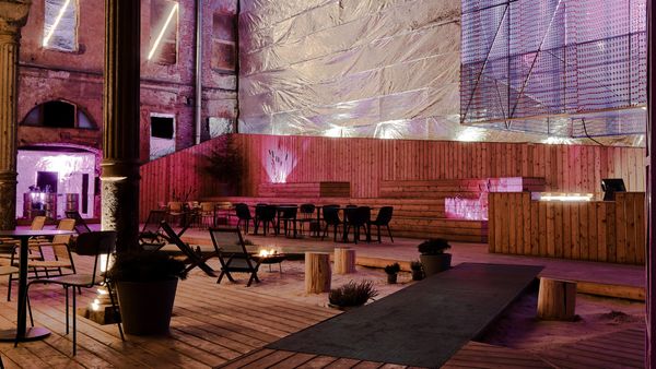 Pop-up bár egy elhagyatott orosz kastélyban | THIRD PLACE