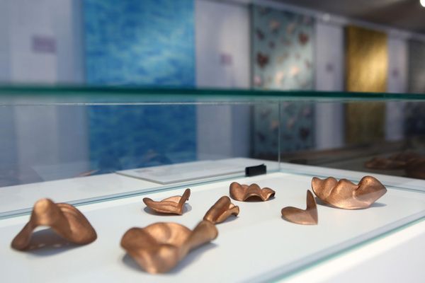 Contemporary jewelry and textiles? Head to Veszprém! | Érintkezések / Contacts