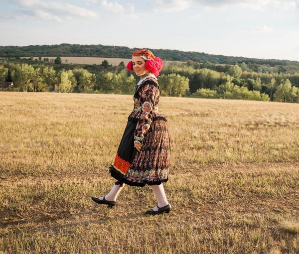 Holland Marcsi, aki az időben utazik, és imádja