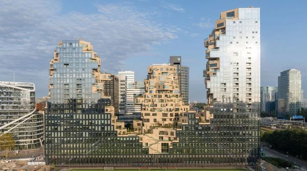 Omladozó tornyok triója teszi még különlegesebbé Amszterdamot