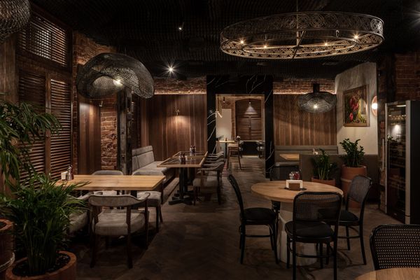 An encounter of cultures in a Ukrainian restaurant