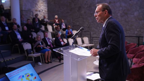 Putyin gonosz módszerekkel követ el gonosz dolgokat – interjú Tony Abbottal