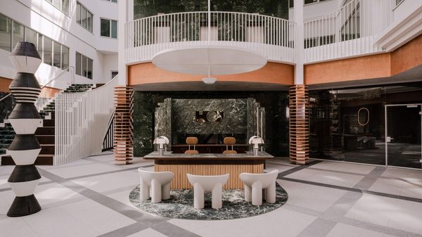 Újjávarázsolt posztmodern – különleges irodaház Varsó szívében