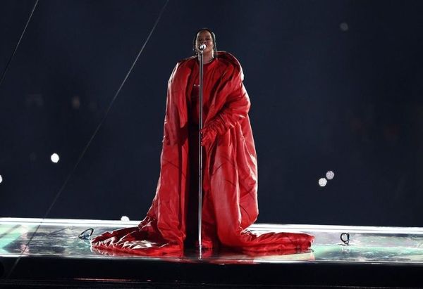 Rihanna announced her pregnancy to the world wearing gloves made in Pécs